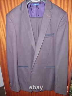 A Mens Good Quality Burgundy Peter Werth (75)'Slim-Fit' Two Piece Suit